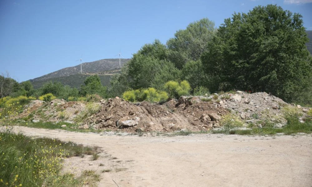 Τέμπη: Στο σημείο της έρευνας τα ειδικά εκπαιδευμένα σκυλιά - Τι ψάχνουν